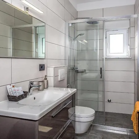 Cozy In With Kitchen Apartman